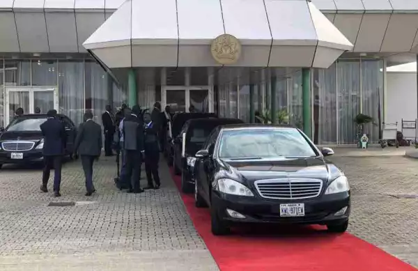 See The Moment Presidential Guards And Soldiers Wait To Welcome Buhari At The Airport (Photos)